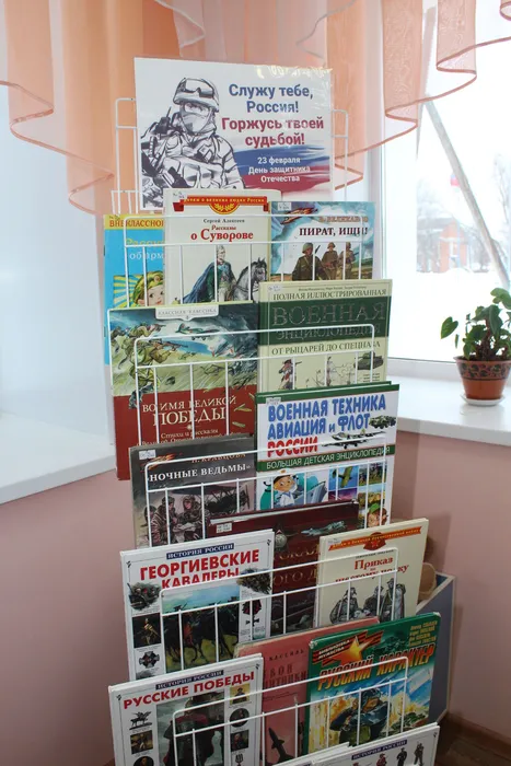 Стоит на страже Родины солдат