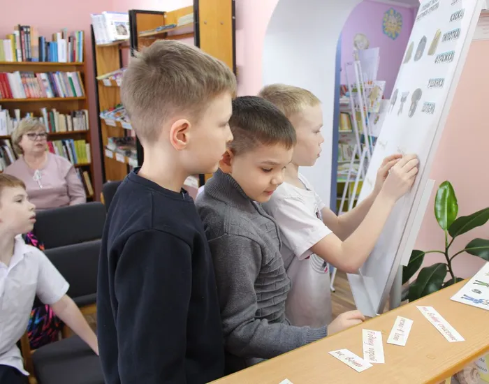 Стоит на страже Родины солдат